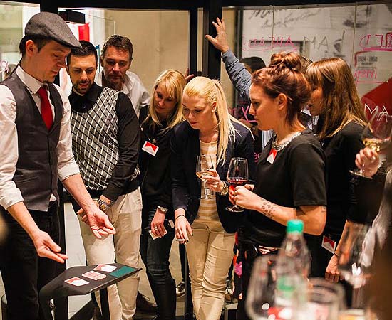 sam, sebastian, �arodej, �arovnik, iluzionist, moderator, mentalist, standup, komik, organizacija, dogodka, poroka, praznovanje, event, magic, zabava, smeh, podjetje, sejem, corporate, show, konferenca, abraham, piknik, zaklju�ena, dru�ba, rojstni, dan