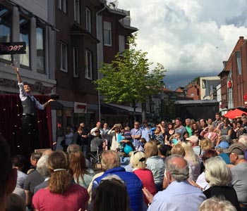 magic, street magic, magician, illusionist, busker, mentalist, street performer, entertainer, entertainment, magic entertainment, street festival, street theater, kleinkunst, strassentheater, theatre, event, illusions, stage illusions, close-up, walkaround, walkabout, corporate, company, companies, tradeshow, summer, fun, tv, television, show, sixth sense